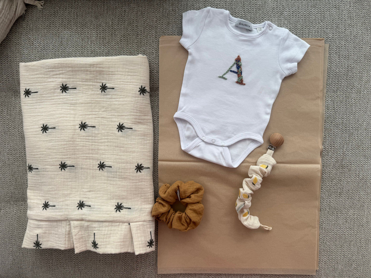 Baby body s vezom inicijalom