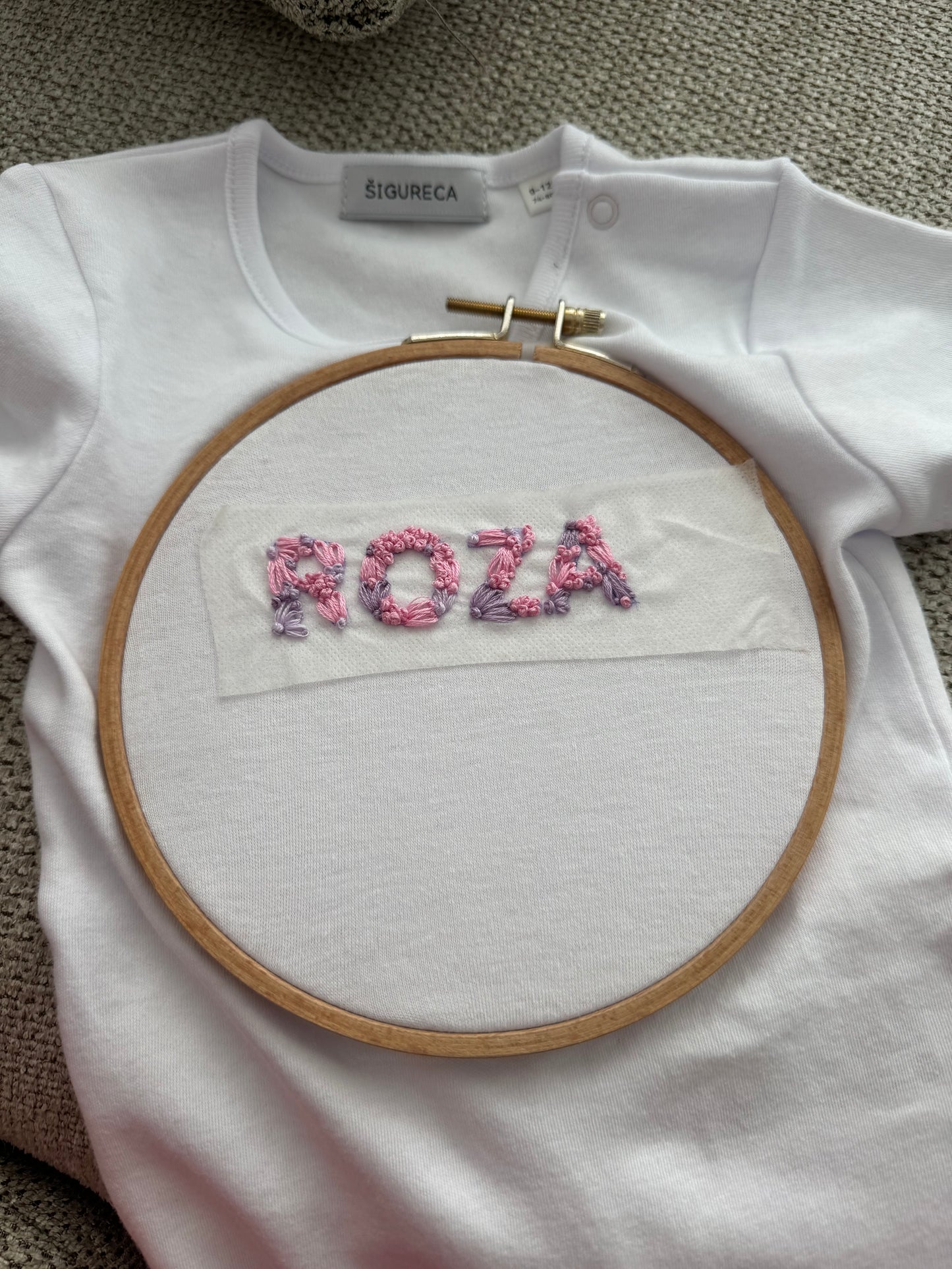 Baby body s vezom inicijalom