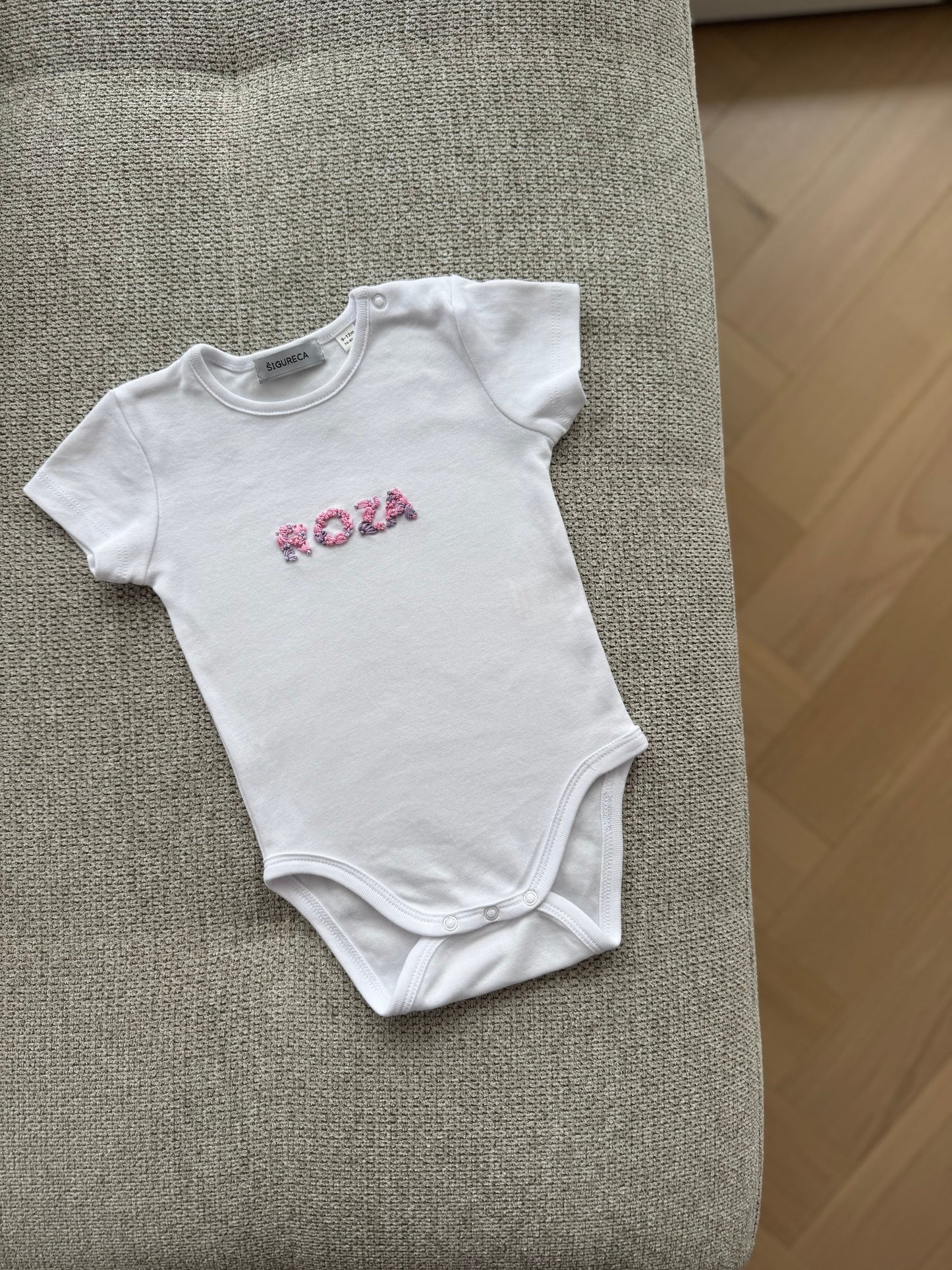 Baby body s vezom inicijalom