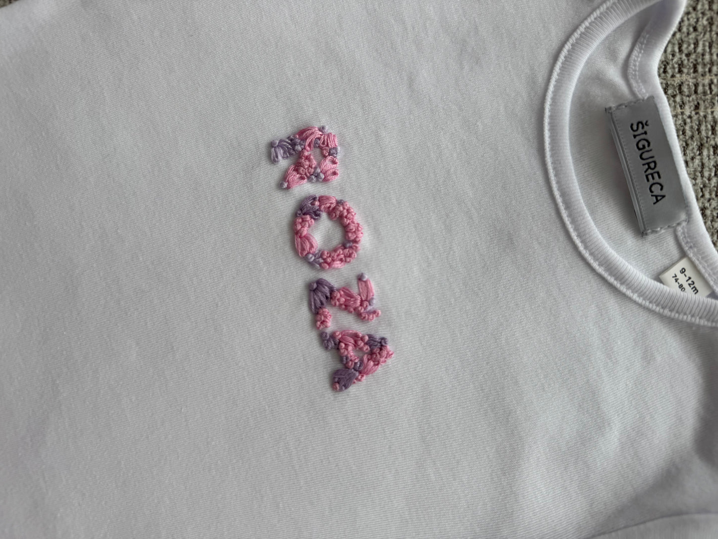 Baby body s vezom inicijalom