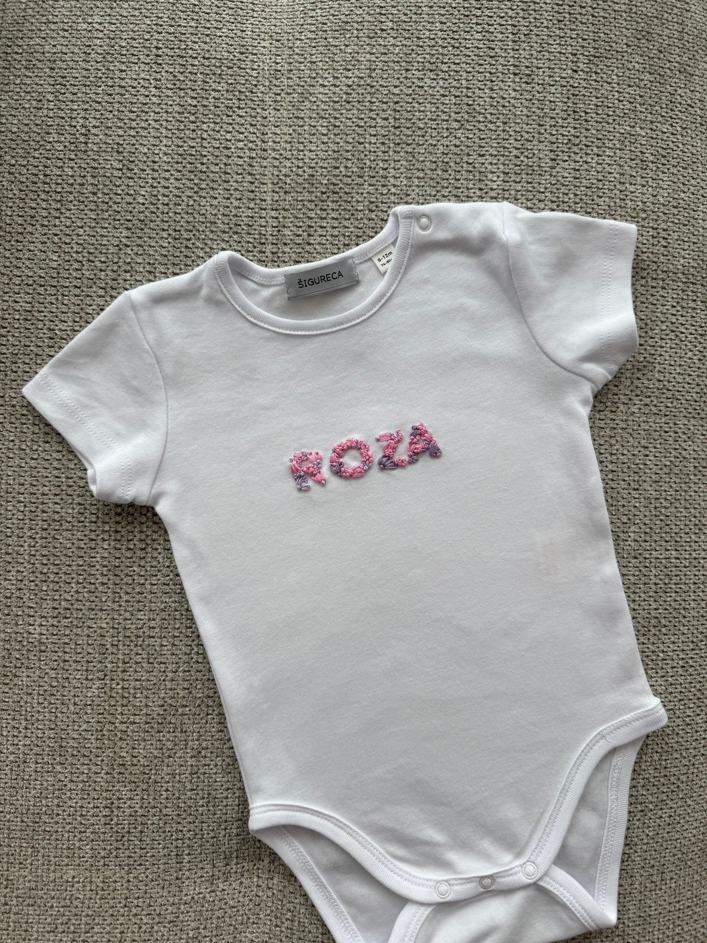 Baby body s vezom inicijalom