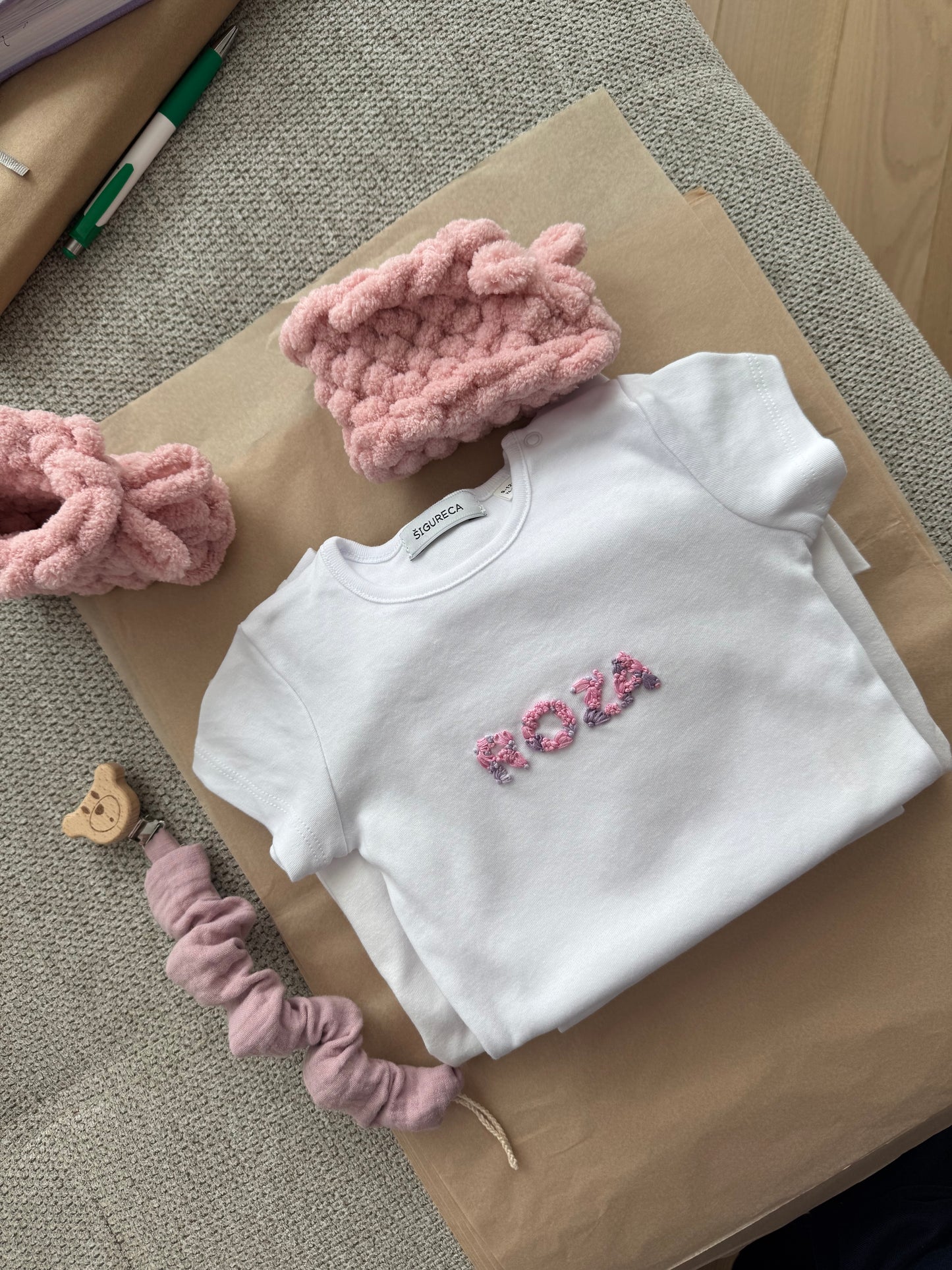 Baby body s vezom inicijalom