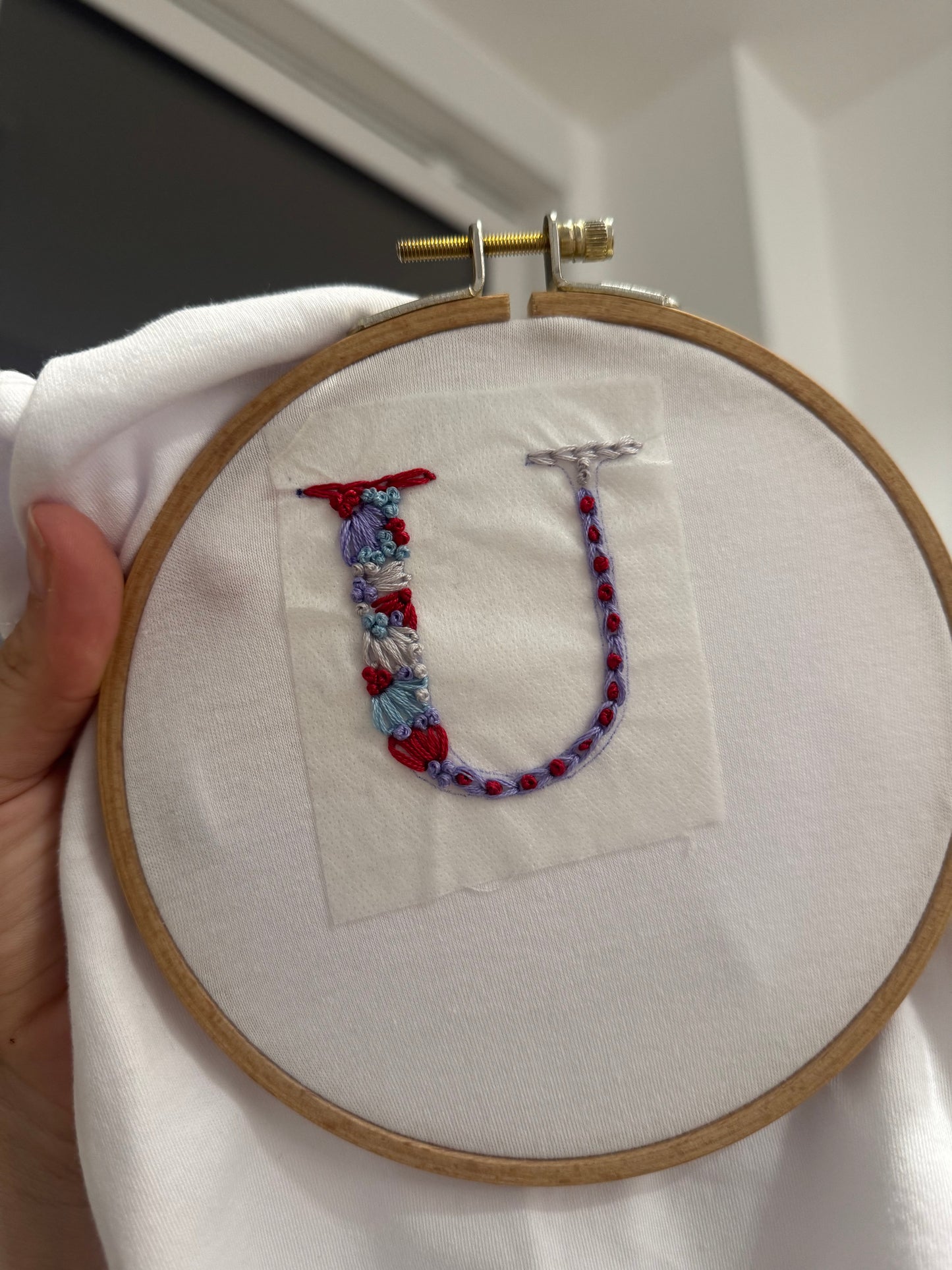 Baby body s vezom inicijalom