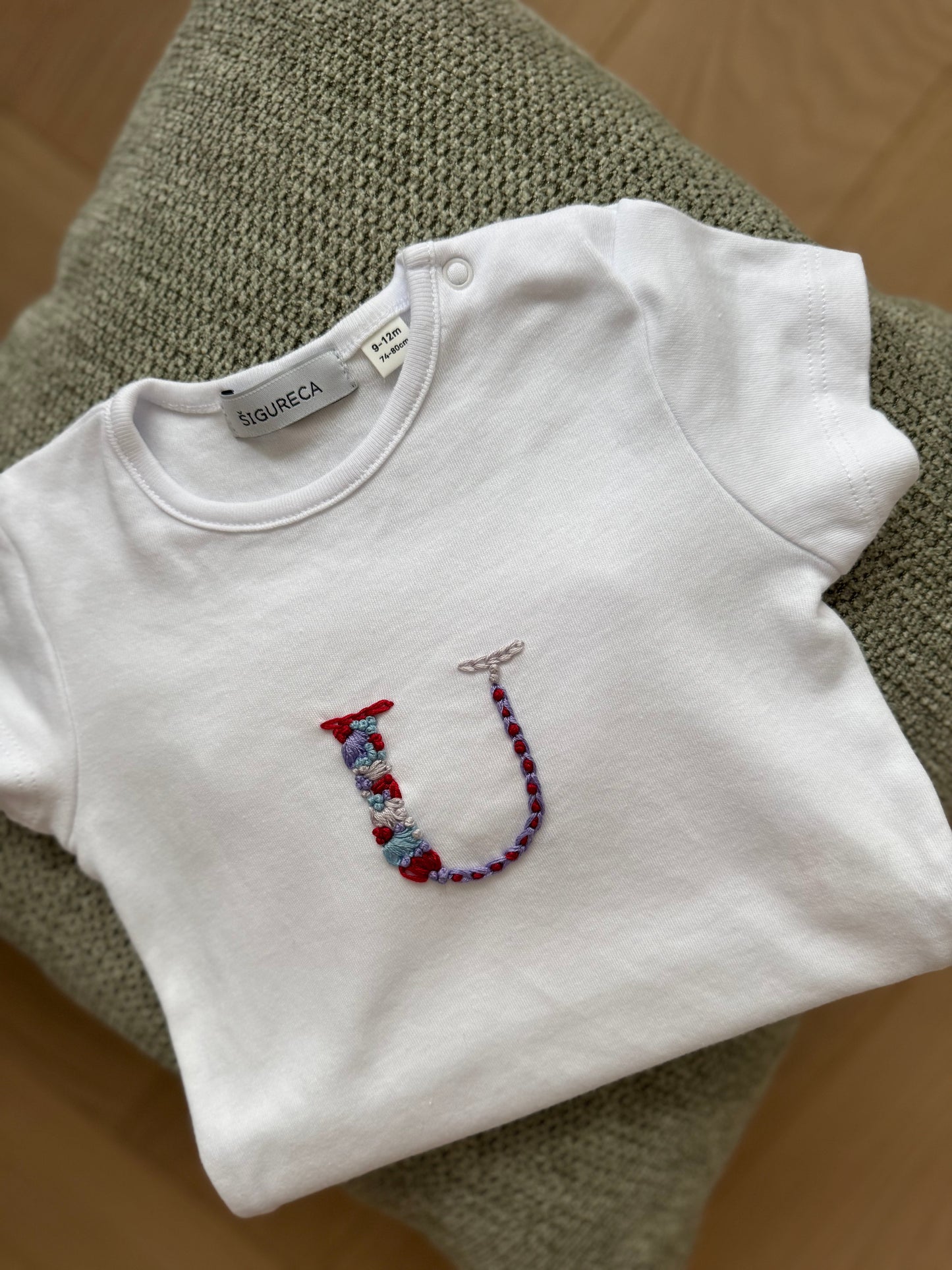 Baby body s vezom inicijalom