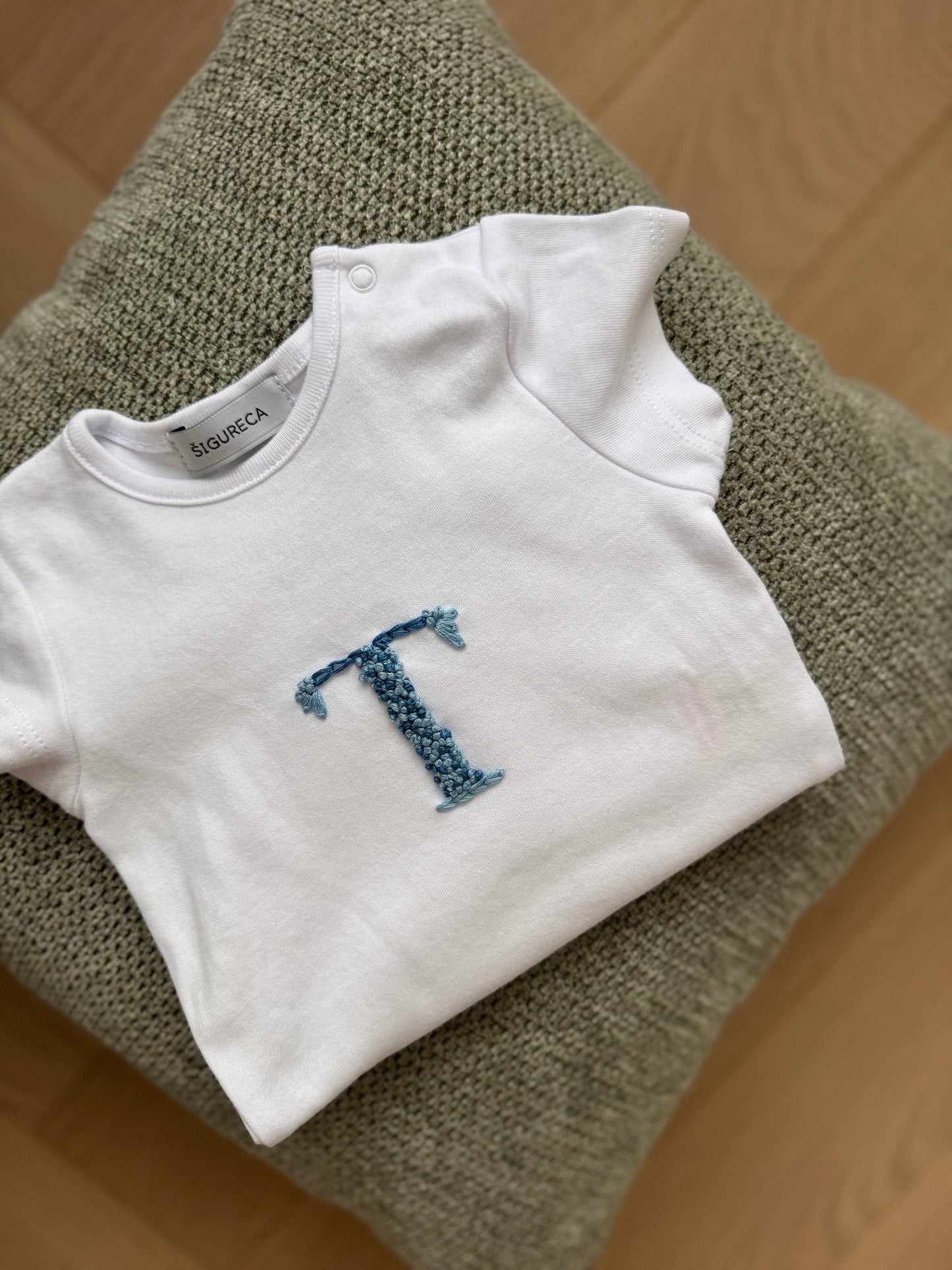 Baby body s vezom inicijalom