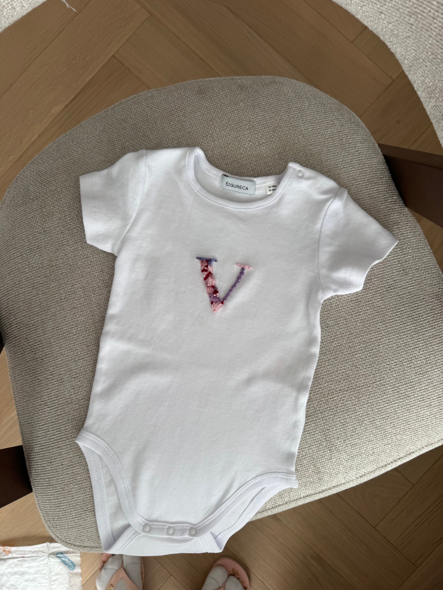 Baby body s vezom inicijalom