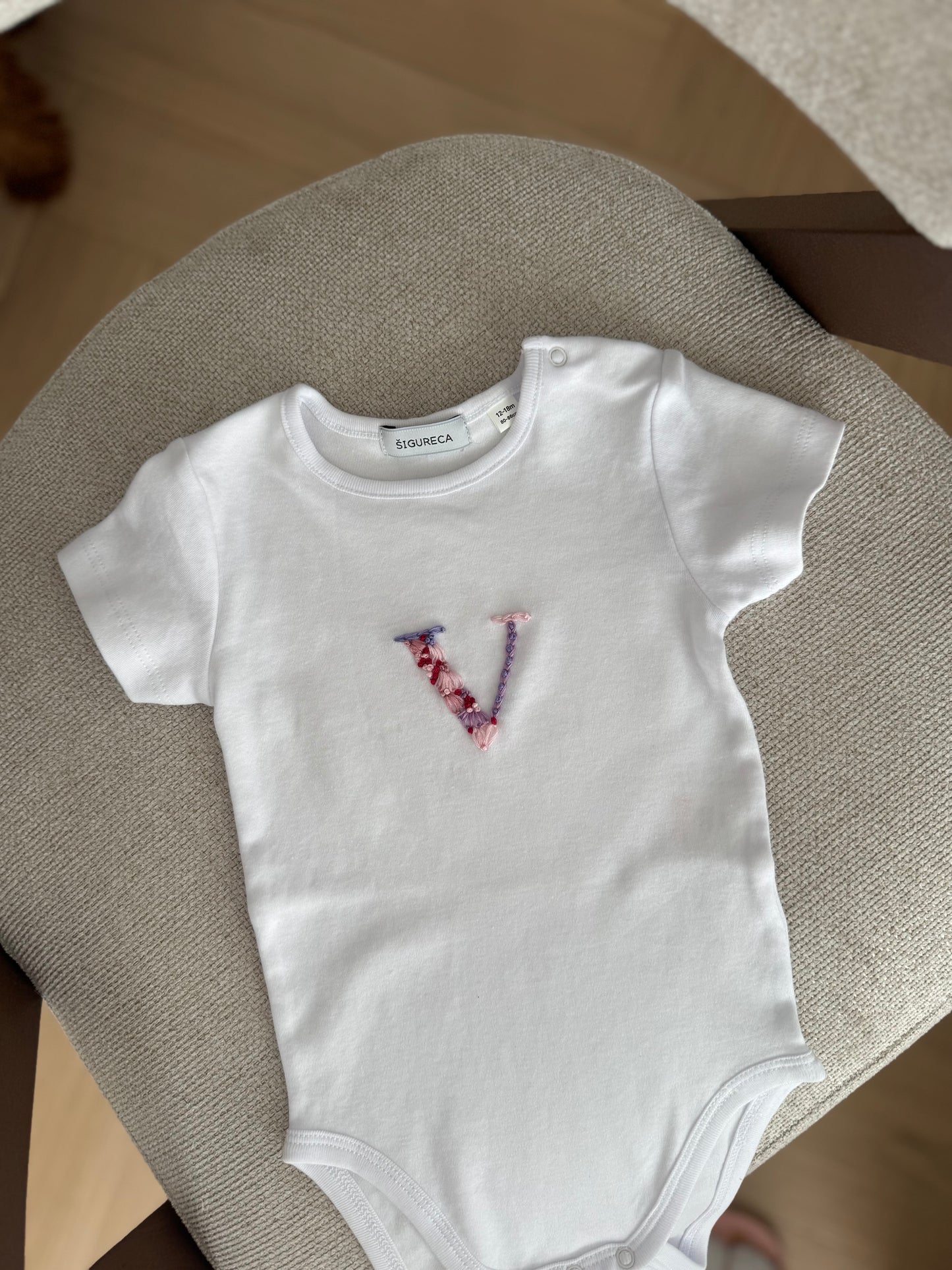 Baby body s vezom inicijalom