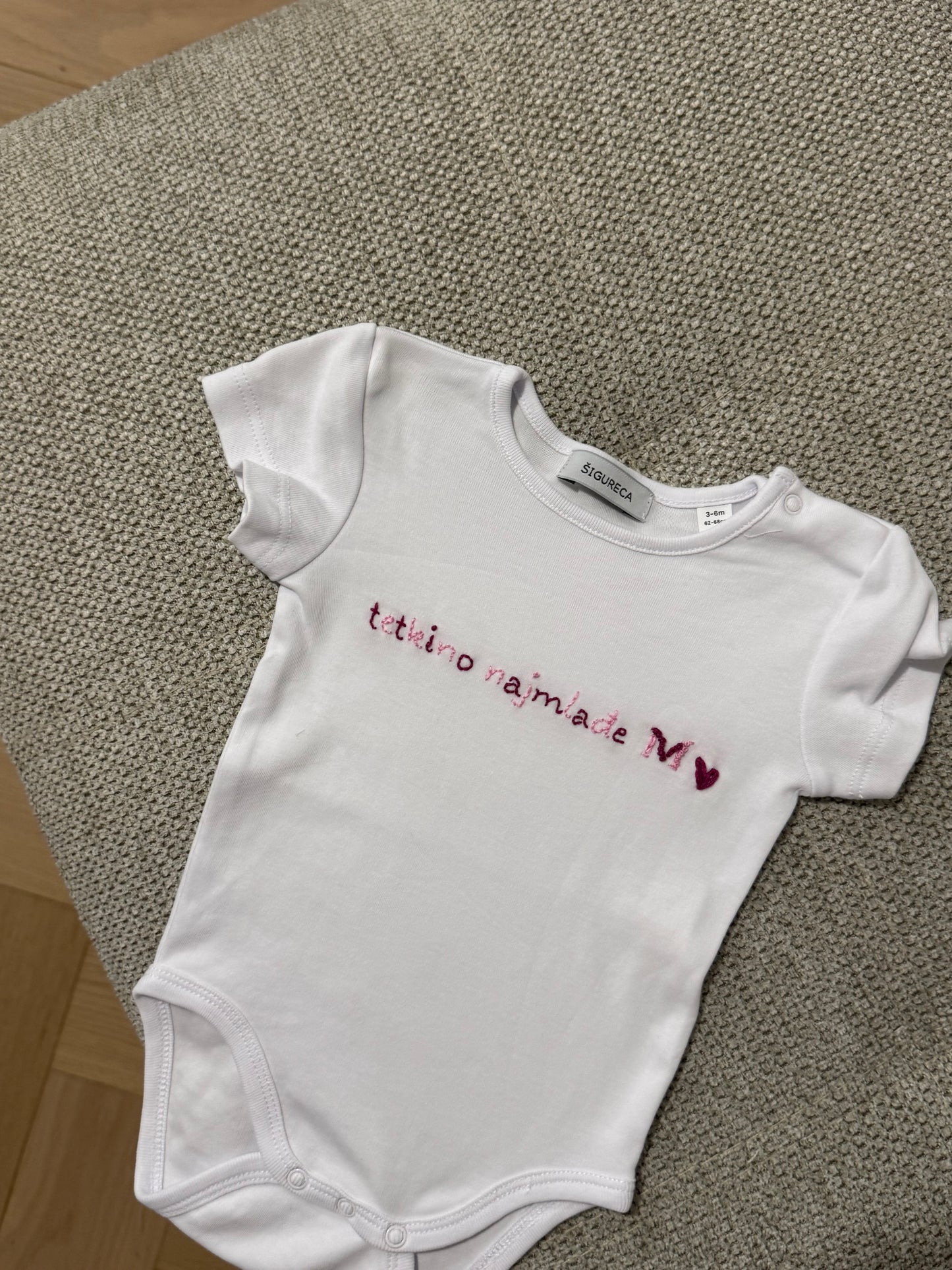 Baby body s vezom inicijalom