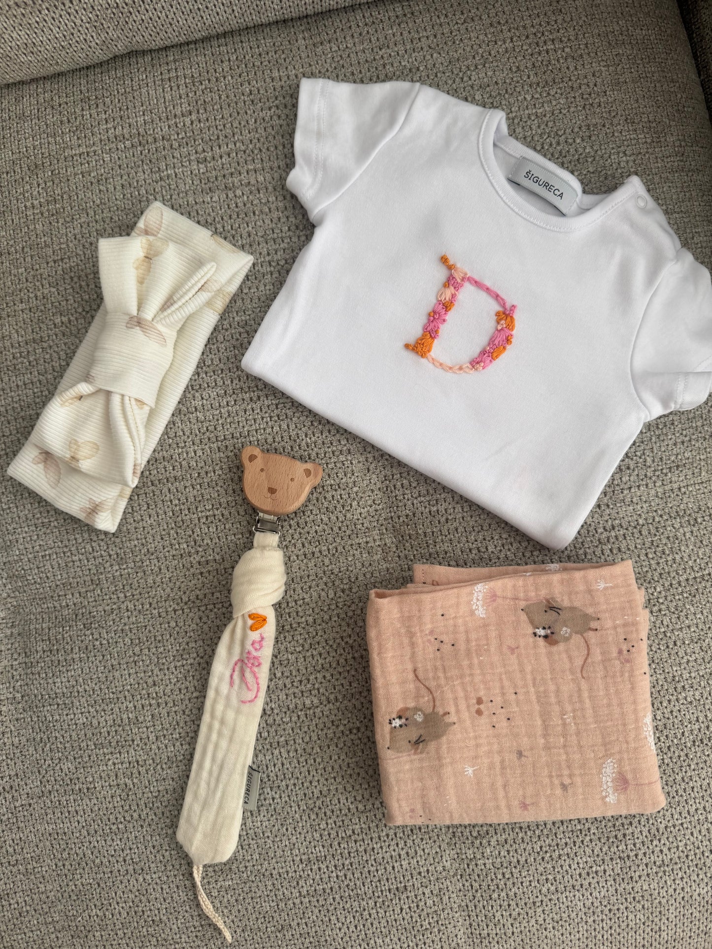 Baby body s vezom inicijalom